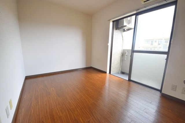 居室・リビング　※別部屋参考写真です