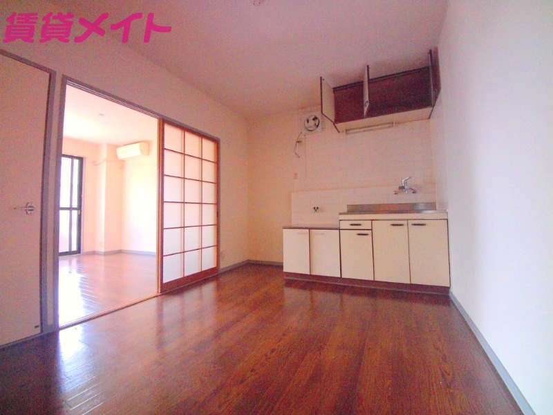 居室・リビング　同物件別室写真