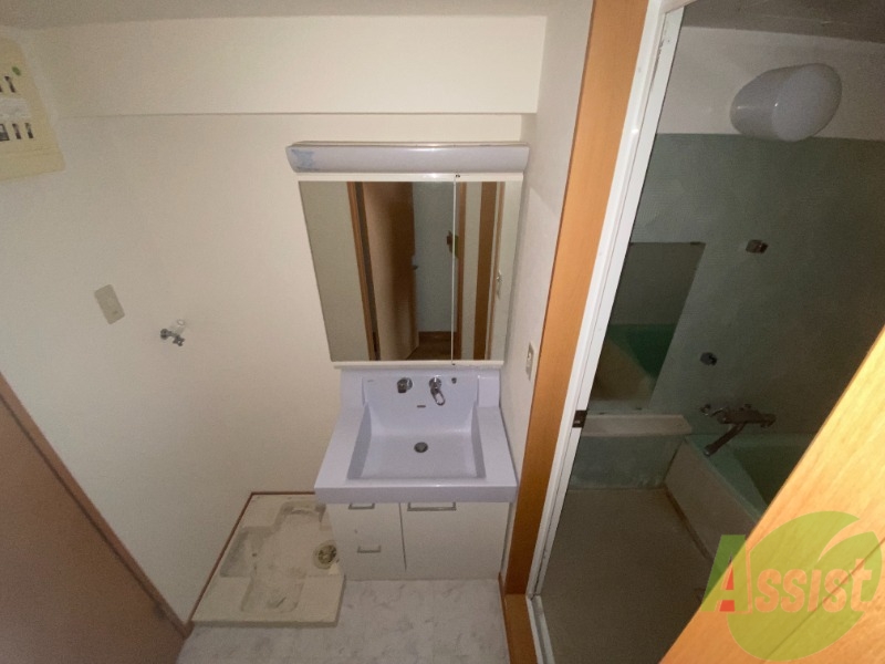 洗面設備　オシャレなシャワー付きの洗面化粧台ですね。