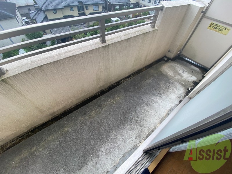 バルコニー　バルコニーは広くて明るいので気持ちよさそう。