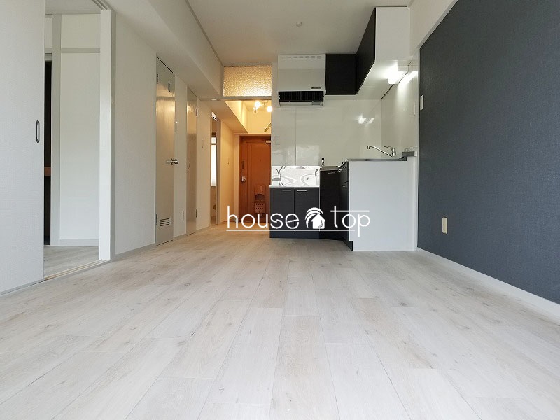 居室・リビング　広々8.5帖のリビング！壁紙はオシャレなデザインクロス！