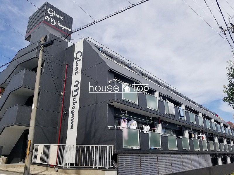 建物外観　駅まで徒歩5分！武庫川駅は急行停車駅なので大変便利♪