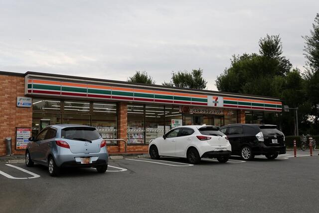 コンビニ　セブンイレブン天久保４丁目店（コンビニ）まで240m