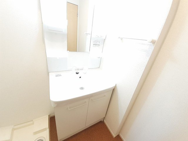 洗面設備　ゆったりとスペースのある洗面所