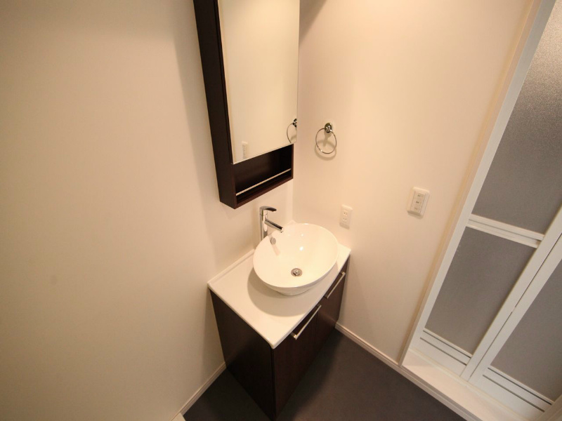 洗面設備　脱衣所　デザイン独立洗面台　洗濯機置き場