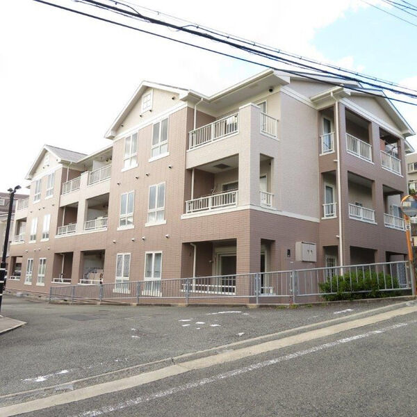 建物外観　宅配BOX付きで便利です☆