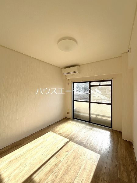 その他共有部分　窓が南向きで明るい洋室です