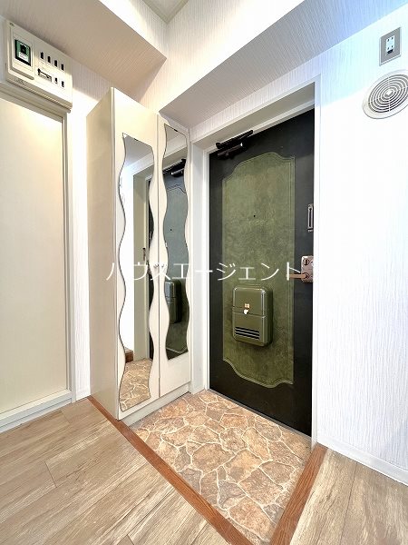 玄関　玄関横に全身鏡あって便利◎