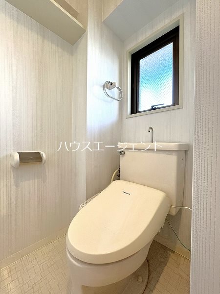 トイレ　温水洗浄便座付きで便利です