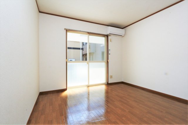 居室・リビング　参考写真（同物件別部屋）