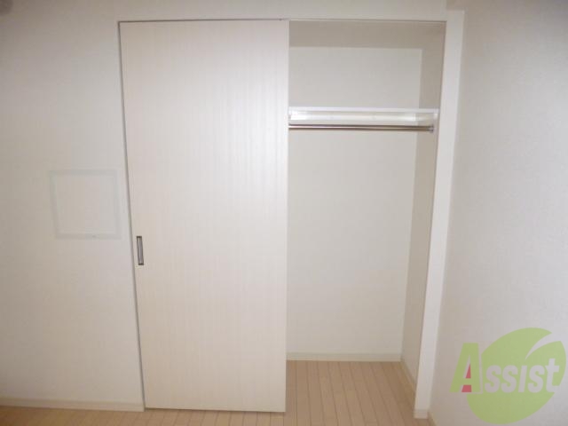 収納　しっかり収納もついています、ロングコートもラクラク収納