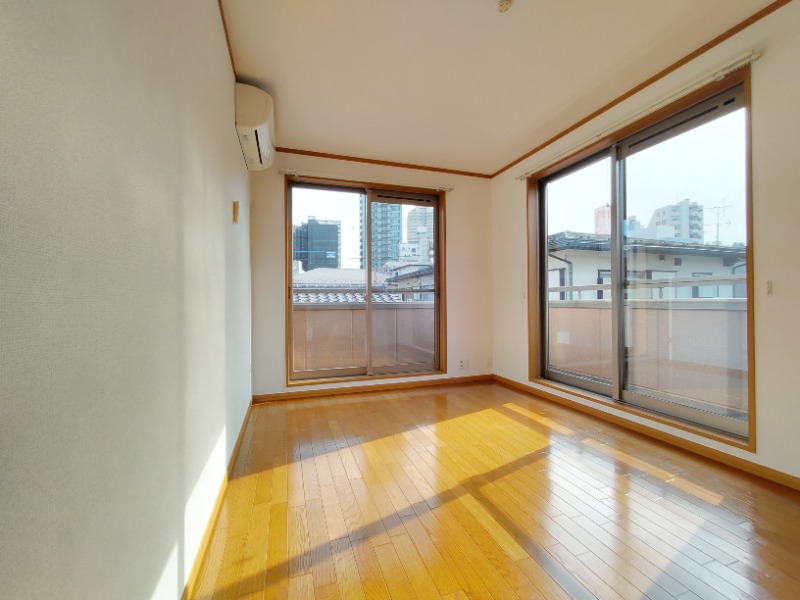 居室・リビング　２面採光なので室内開放感があります