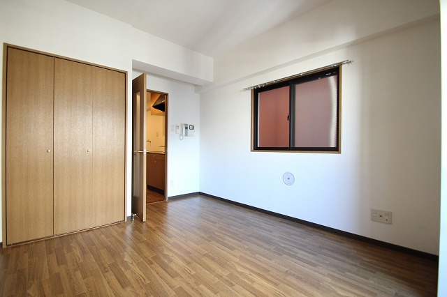 居室・リビング　同物件、別号室のものです。