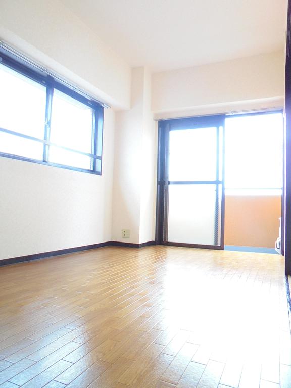 居室・リビング　角部屋につき明るい室内☆