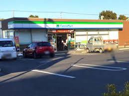 コンビニ　ファミリーマート（コンビニ）まで275m