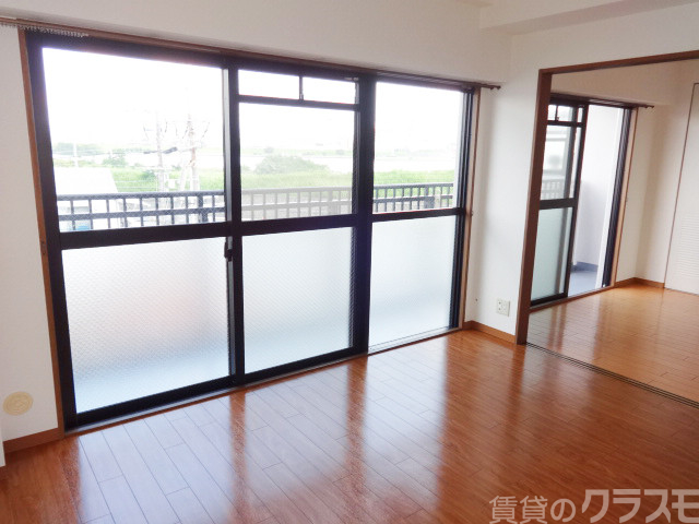 居室・リビング　開放的な大きな窓が印象的です♪