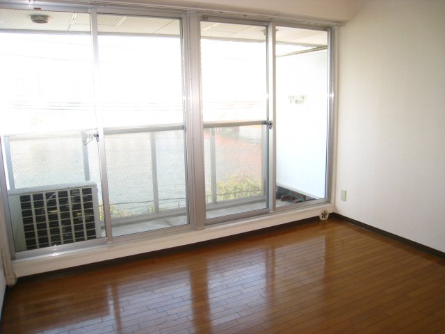 居室・リビング　同物件、別号室のものです。