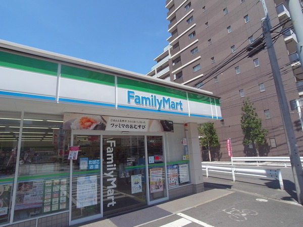 コンビニ　ファミリーマート（コンビニ）まで200m