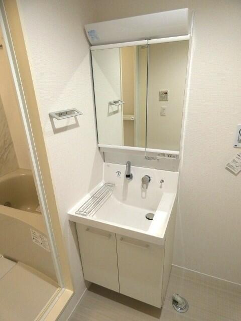 洗面設備　独立洗面台、朝の身支度には欠かせません