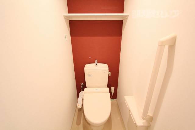 トイレ　温水洗浄便座が設備として備わります。