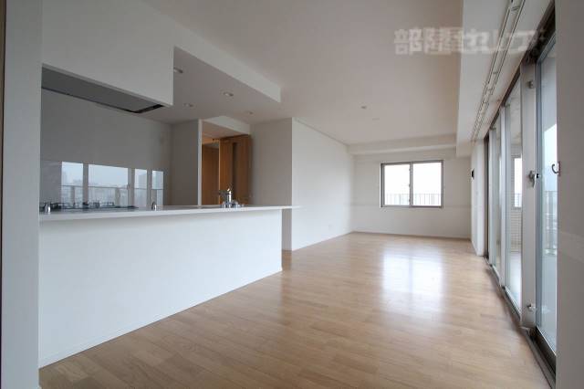 居室・リビング　床暖房付が設備として備わります。