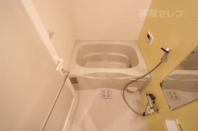 バス・シャワールーム　追い焚き・浴室乾燥機能付きです。