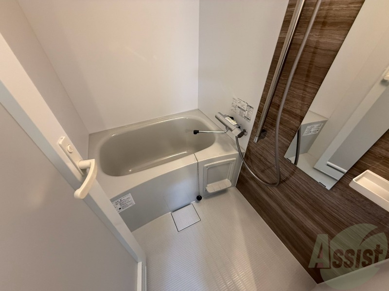バス・シャワールーム　バスルームは狭すぎず、シャワーも浴びやすそうです。