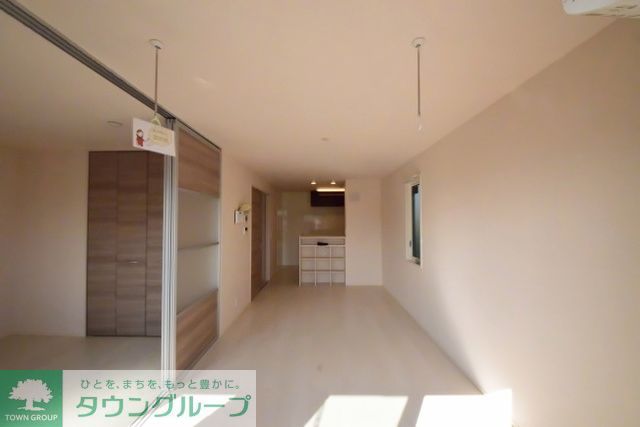 居室・リビング　白基調のリビングです