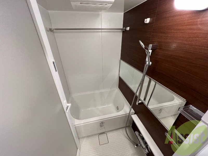 バス・シャワールーム　こちらはバスルームになります。追い焚き機能付。