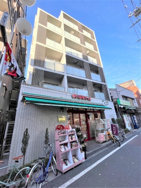 建物外観　１階にスーパーあり