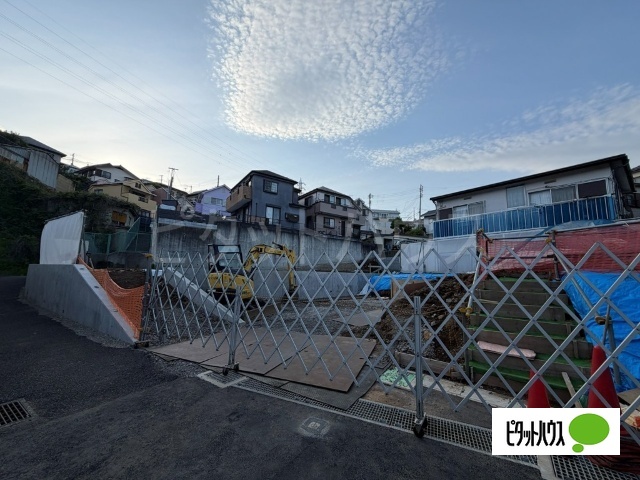 エントランス　建築中の写真になります。