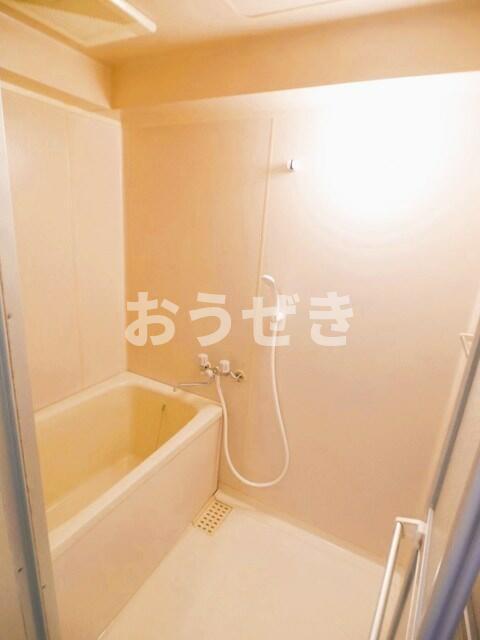 バス・シャワールーム　給湯はリモコンで温度設定　お…?