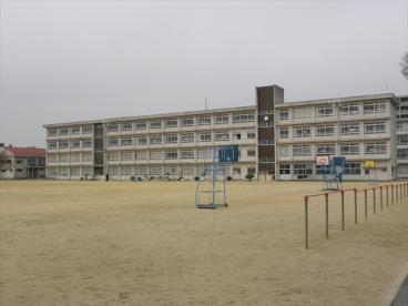 小学校　平岡北小学校（小学校）まで524m