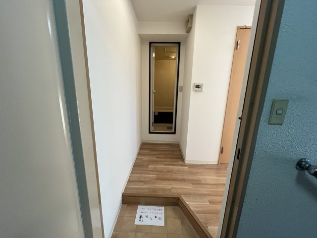 玄関　イメージとして同マンション他部屋を表示しています