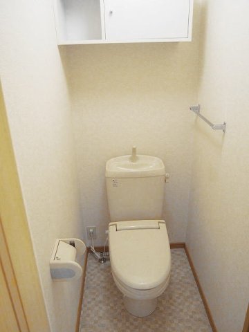トイレ　落ち着いた色調のトイレです
