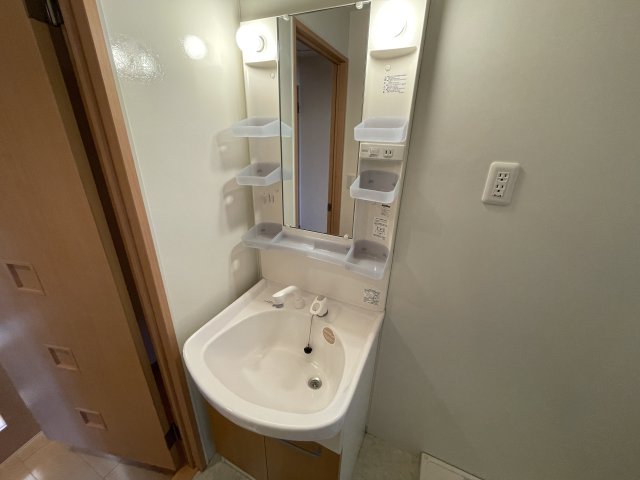 洗面設備　別部屋同一間取りのお写真となります。