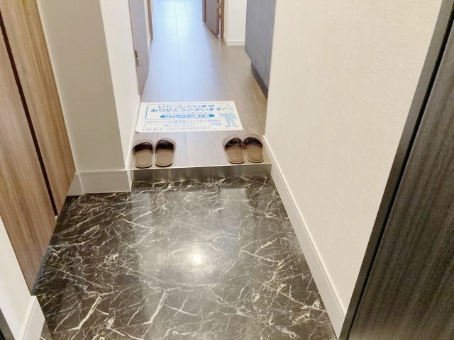 玄関　※内観写真は同タイプの別号室です。