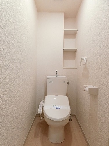 トイレ　別部屋・別号室の写真を使用しています。現況を優先いたします。
