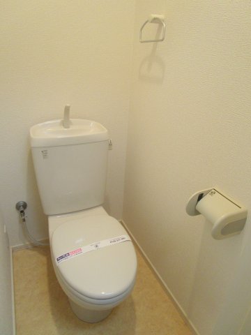 トイレ　タオル掛けもあります