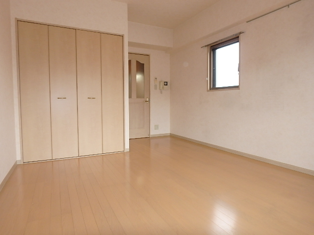 その他部屋・スペース　角部屋に面採光で明るい洋室。