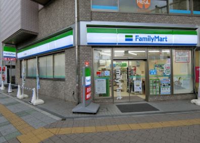 コンビニ　ファミリーマート 立川南駅前店（コンビニ）まで299m