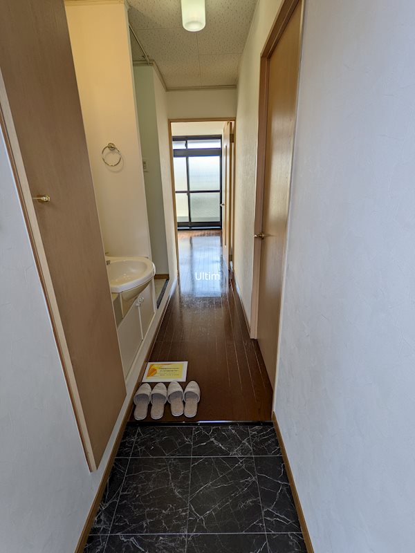 玄関　別部屋のお写真です。ご参考までに！
