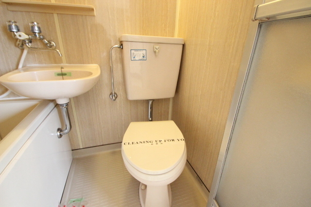 トイレ　別号室の写真です。