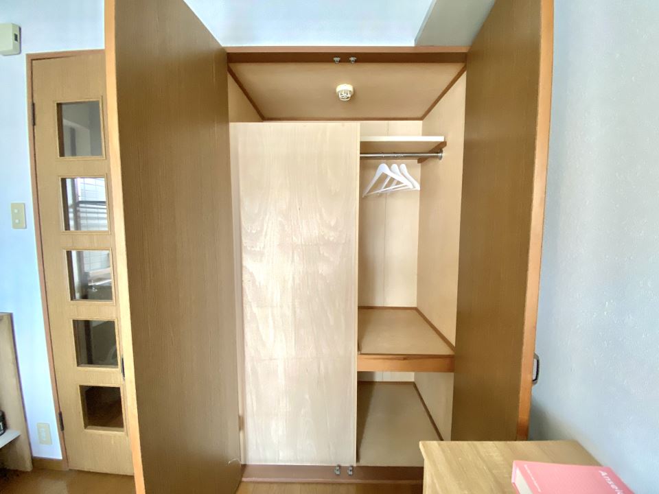 収納　ハンガーパイプ付きの収納です