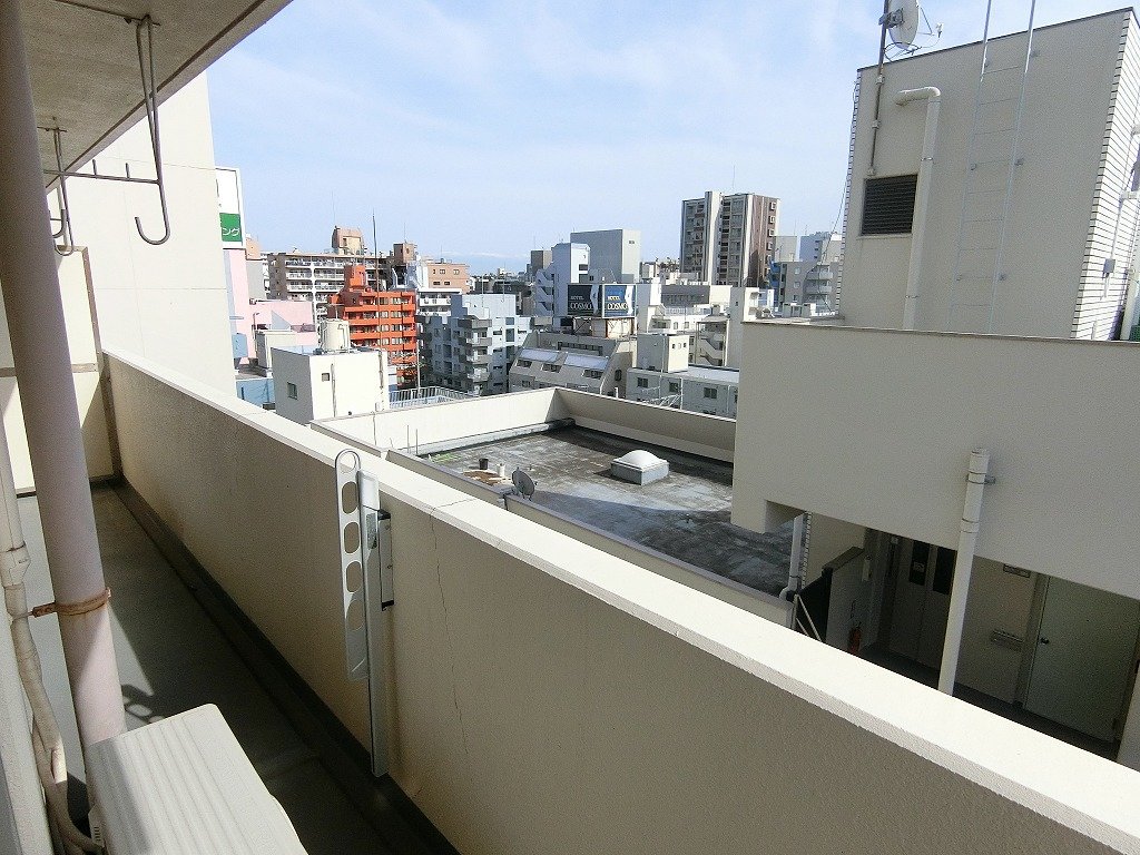 バルコニー　前面棟の影響無し。駅近くでこの陽当りは中々ありません。