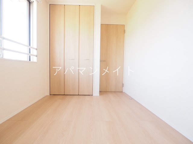 その他部屋・スペース　落ち着いた色調の寝室です