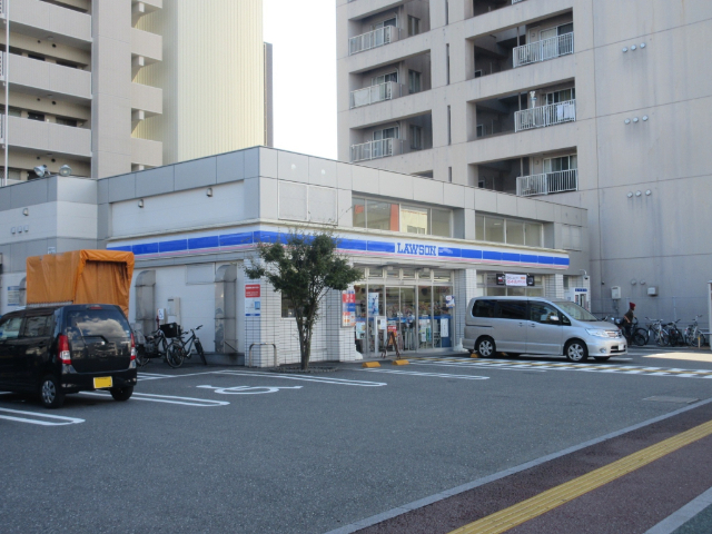 コンビニ　ローソン高知新本町店（コンビニ）まで667m