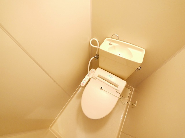 トイレ　落ち着いた色調のトイレです