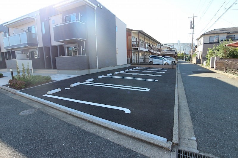エントランス　敷地内駐車場も完備しております。