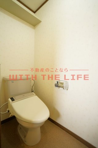 トイレ　落ち着いた色調のトイレです